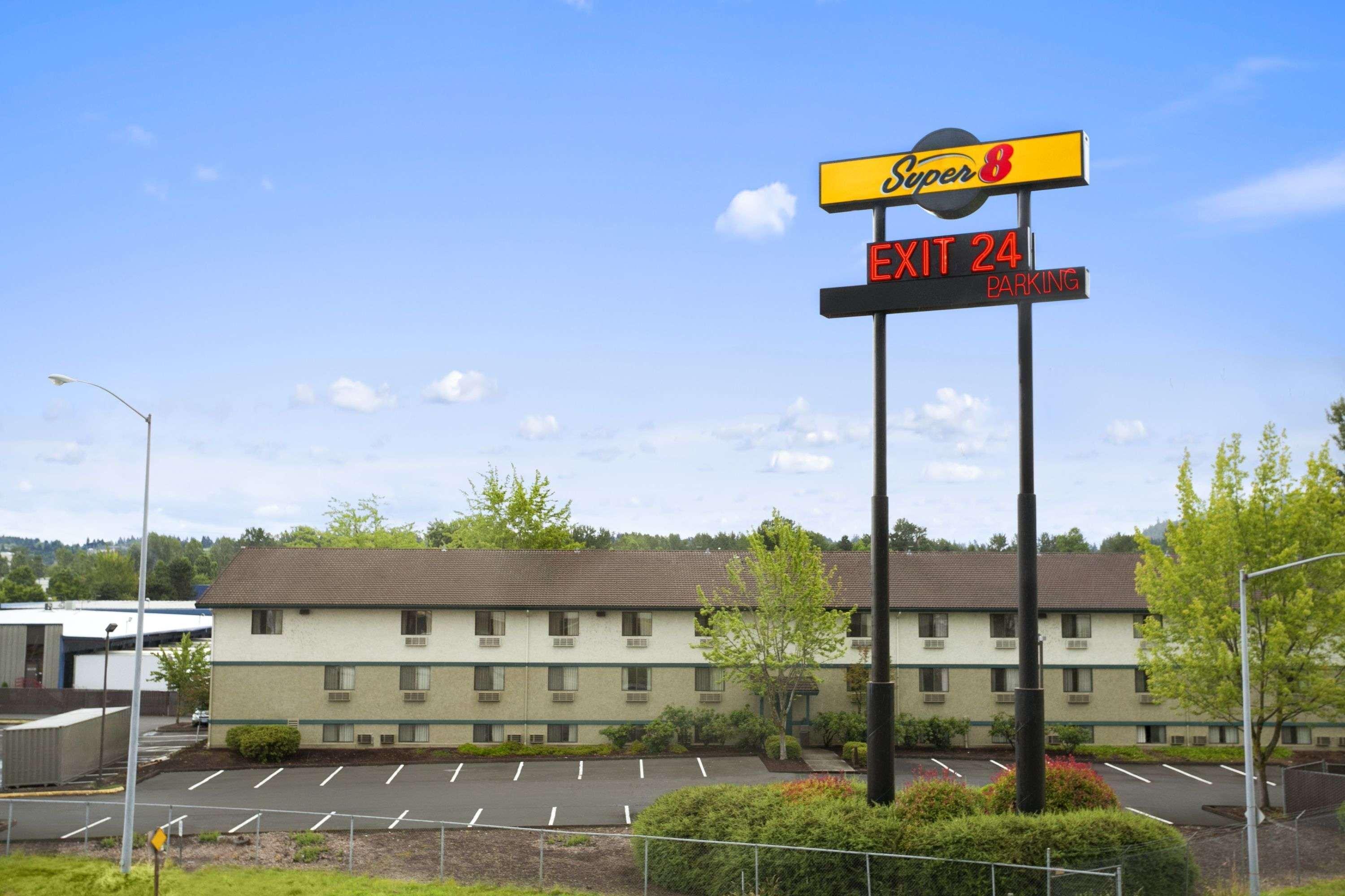 Super 8 By Wyndham Portland Airport Hotell Exteriör bild