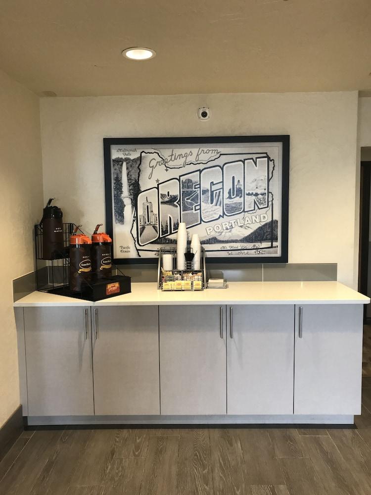 Super 8 By Wyndham Portland Airport Hotell Exteriör bild