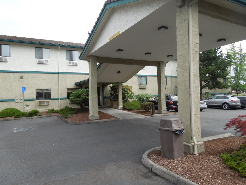 Super 8 By Wyndham Portland Airport Hotell Exteriör bild