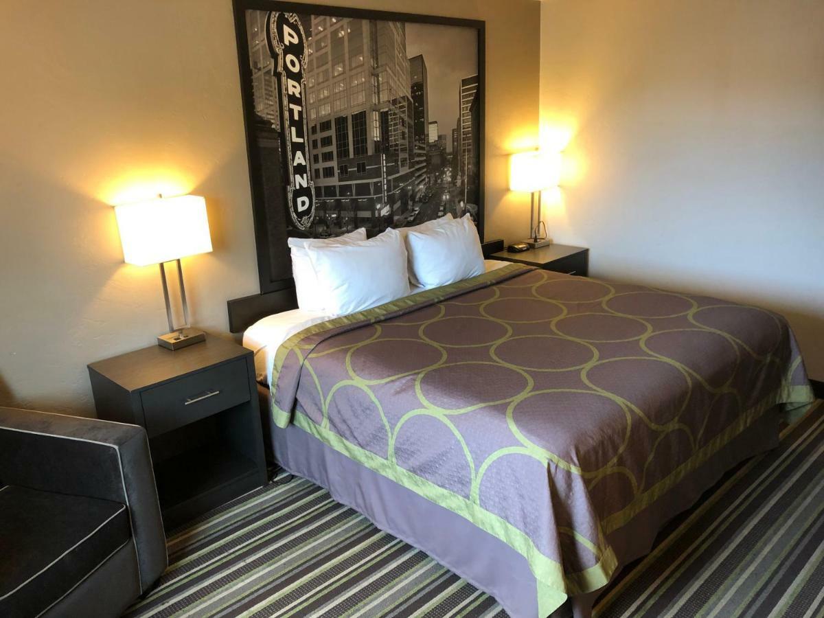 Super 8 By Wyndham Portland Airport Hotell Exteriör bild